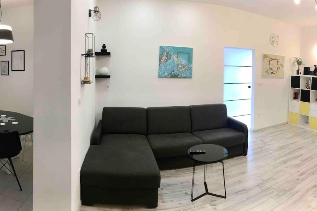 Apartamento Novoureden Komforni Stan Od 90 M2 S Dvoristem Šibenik Habitación foto