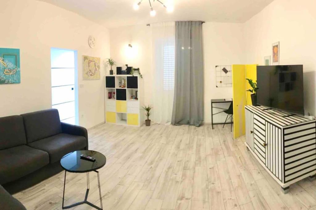 Apartamento Novoureden Komforni Stan Od 90 M2 S Dvoristem Šibenik Habitación foto